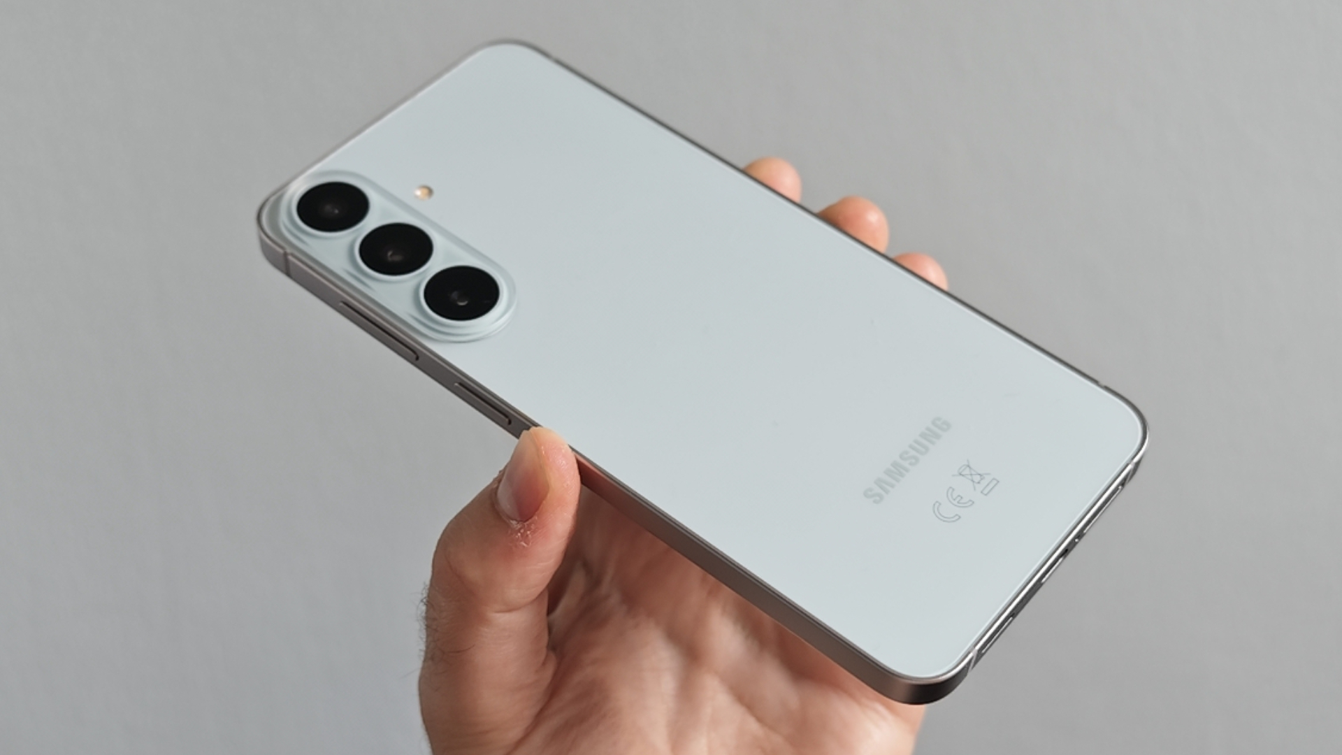 Samsung Galaxy S26 FE มือถือกลางหน้าตาเรือธง แต่ต้องแลกอะไรบ้าง