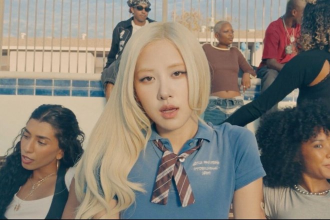 Rosé New Trick พลิกภาพเพลงเศร้าสู่ Garage Punk Pop ถ่ายด้วย iPhone 18 Pro