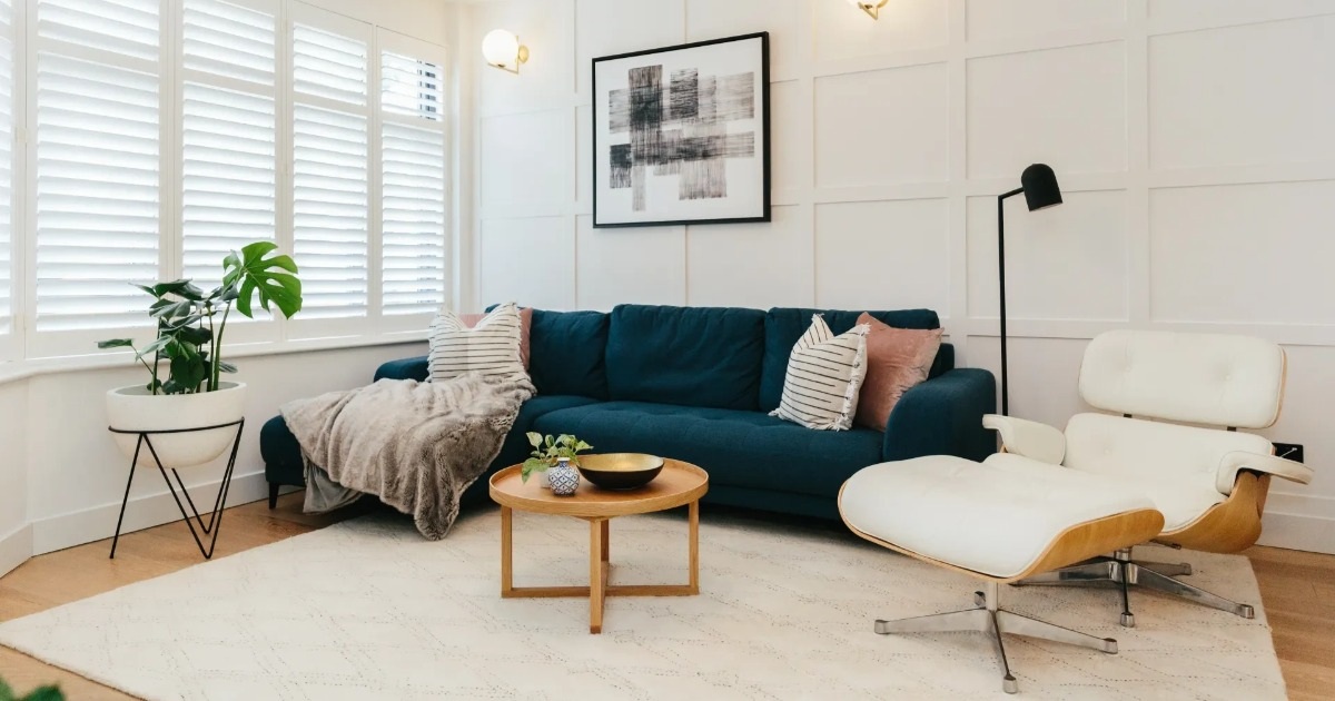 Warm Minimalism เปลี่ยนห้องนั่งเล่นให้อบอุ่นและเชื่อมโยงกัน