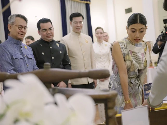 เมื่อชุดไทยพระราชนิยมก้าวขึ้นรันเวย์โตเกียว