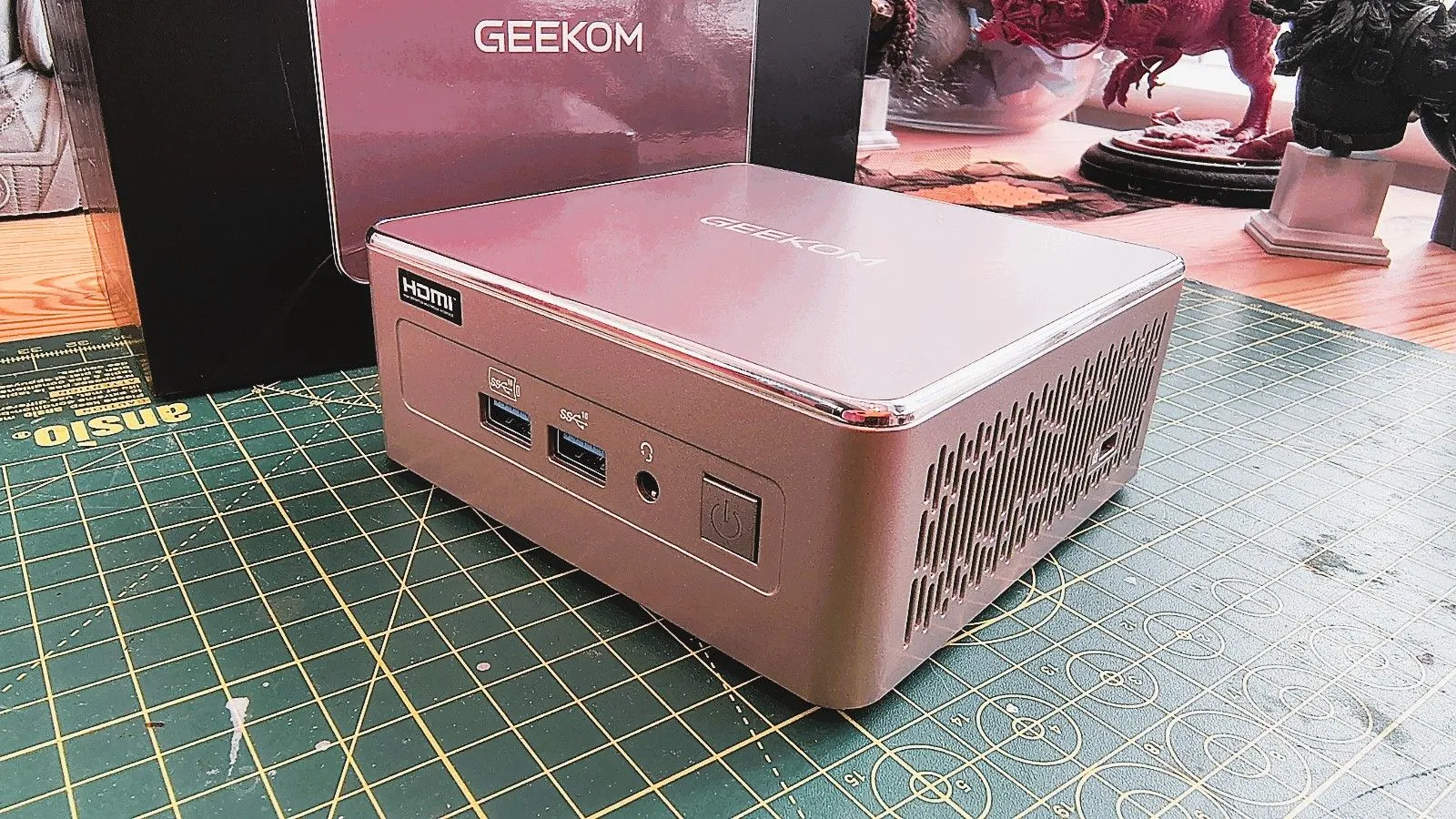เปรียบเทียบ Geekom A8 Max, AX8 Max และ A5 2027 มินิพีซีสำนักงานสายมือโปร