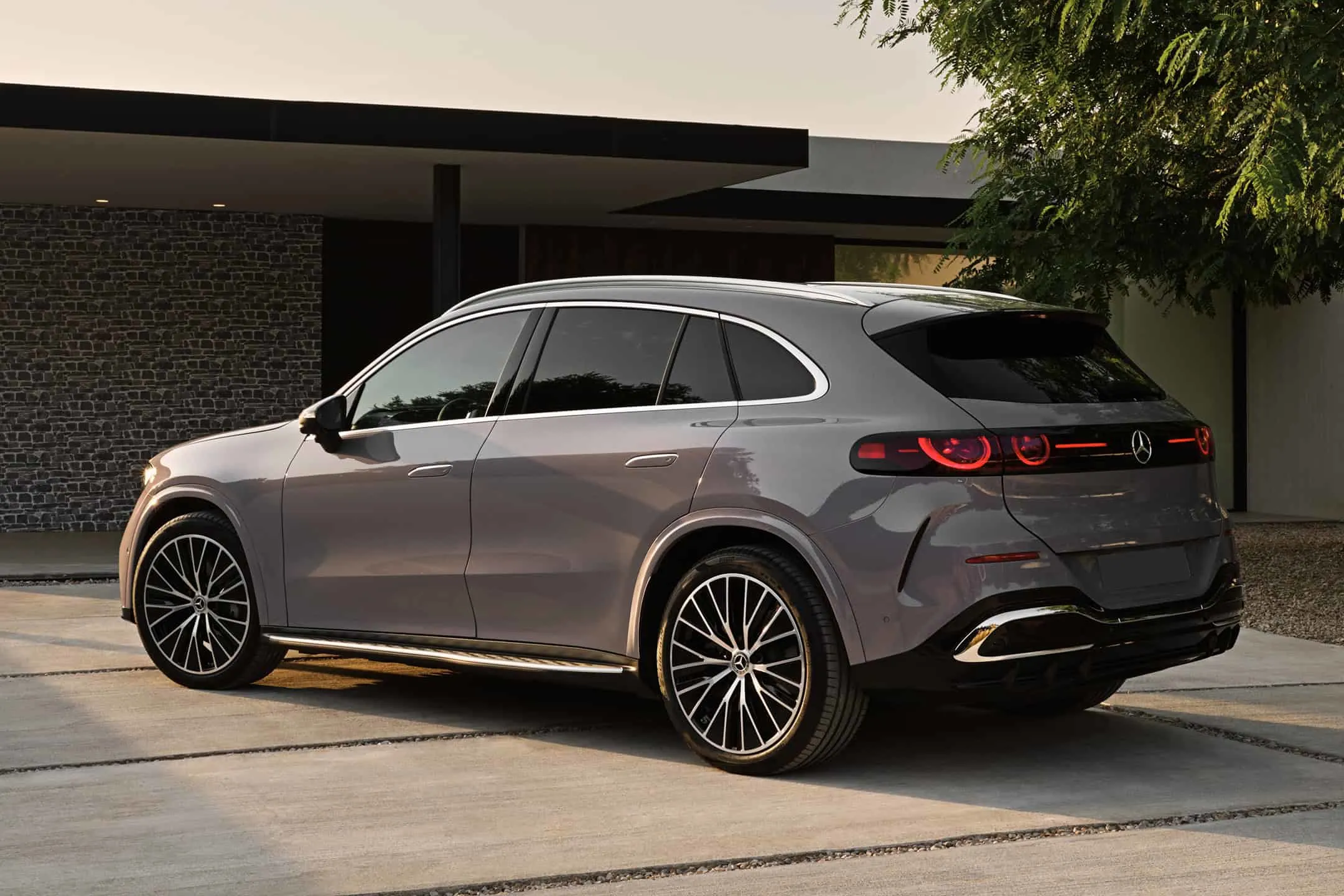 ศึกใหม่รถไฟฟ้าพรีเมียม เมื่อ Mercedes-Benz GLC EV ปะทะ Smart