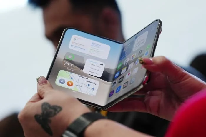 iPhone Duo เขย่าตลาดสมาร์ตโฟนพับได้ ศึกใหญ่ Android กำลังเริ่ม