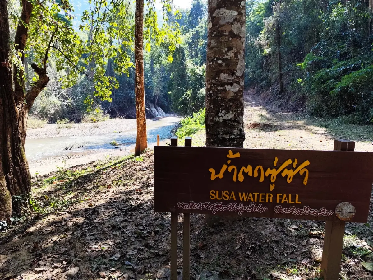น้ำตกซู่ซ่าและเวิ้งผาถ้ำผาวัว เส้นทางธรรมชาติลับบนถนน 1095