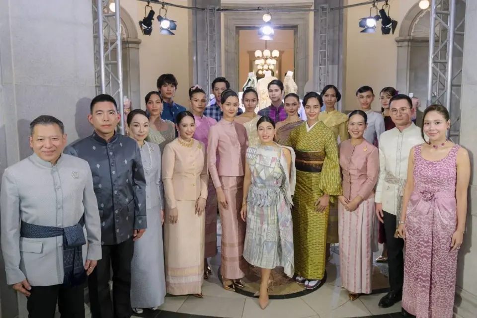 เมื่อชุดไทยพระราชนิยมก้าวขึ้นรันเวย์โตเกียว
