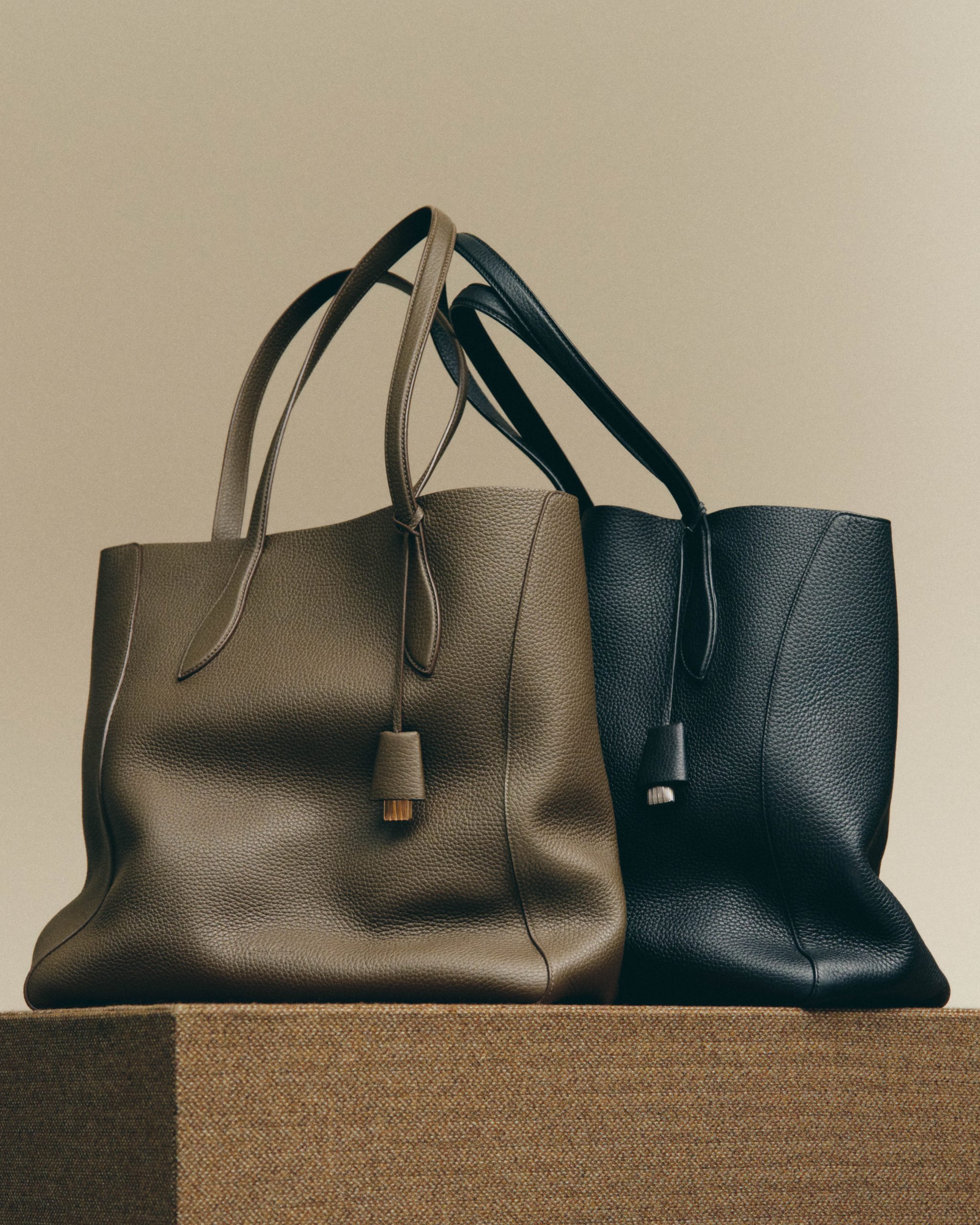 Loro Piana ใหม่ เปลี่ยนภาพกระเป๋าโท้ลักชัวรี่ให้ทันสมัยแต่ยังคลาสสิก