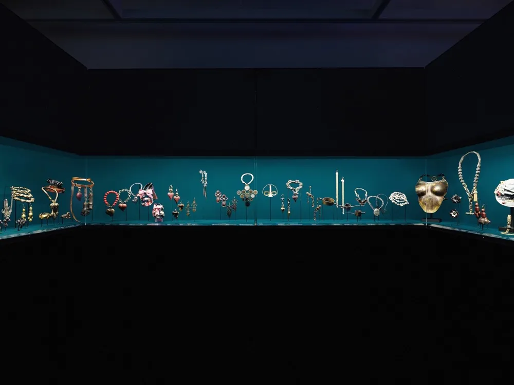 สี่ทศวรรษพังก์ แฟชั่น และอัญมณีแห่งการต่อต้านในนิทรรศการ Vivienne Westwood & Jewellery
