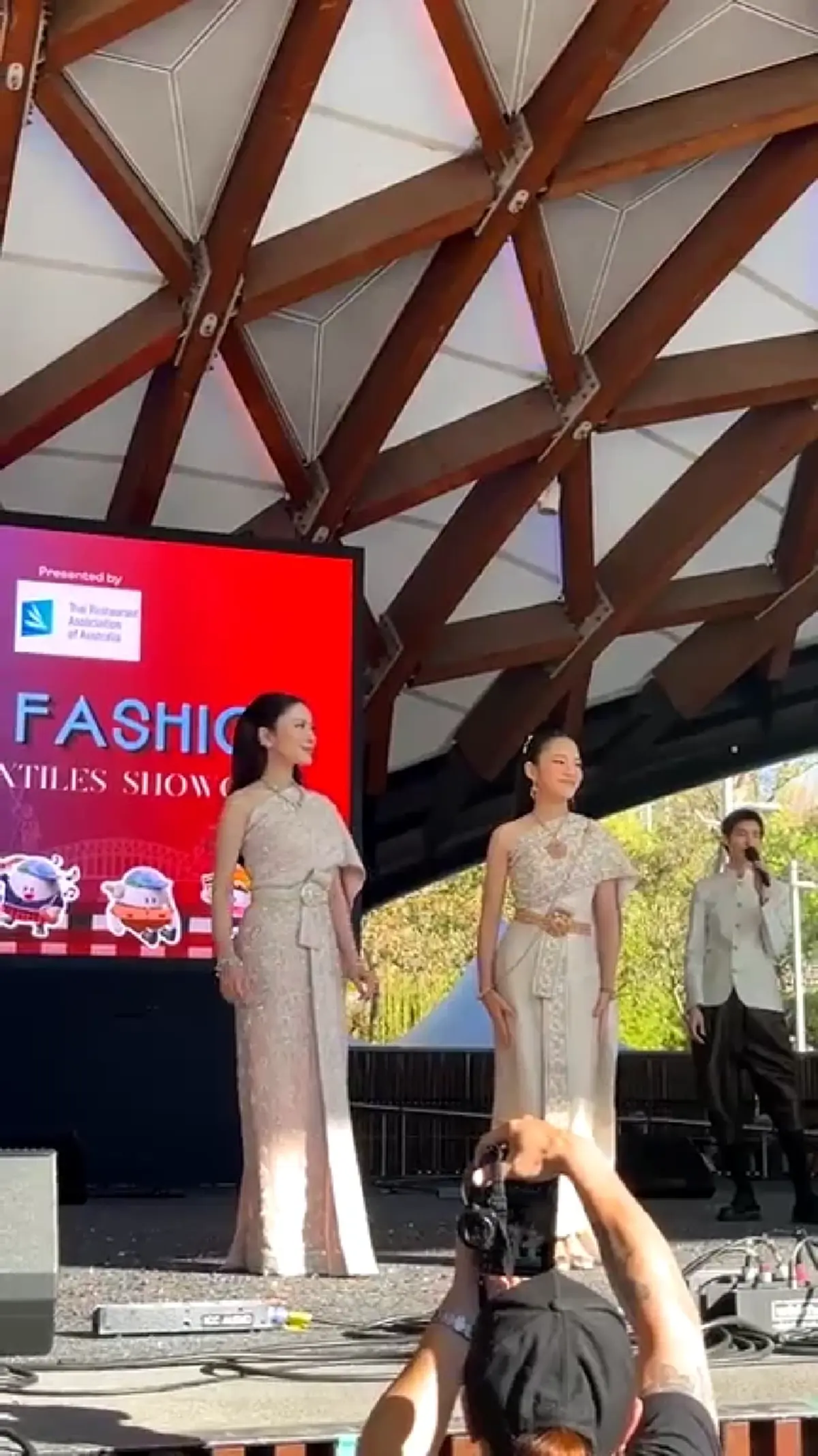 Mother-Daughter Elegance เมื่อสายใยครอบครัวสวมชุดไทยบนรันเวย์ซิดนีย์