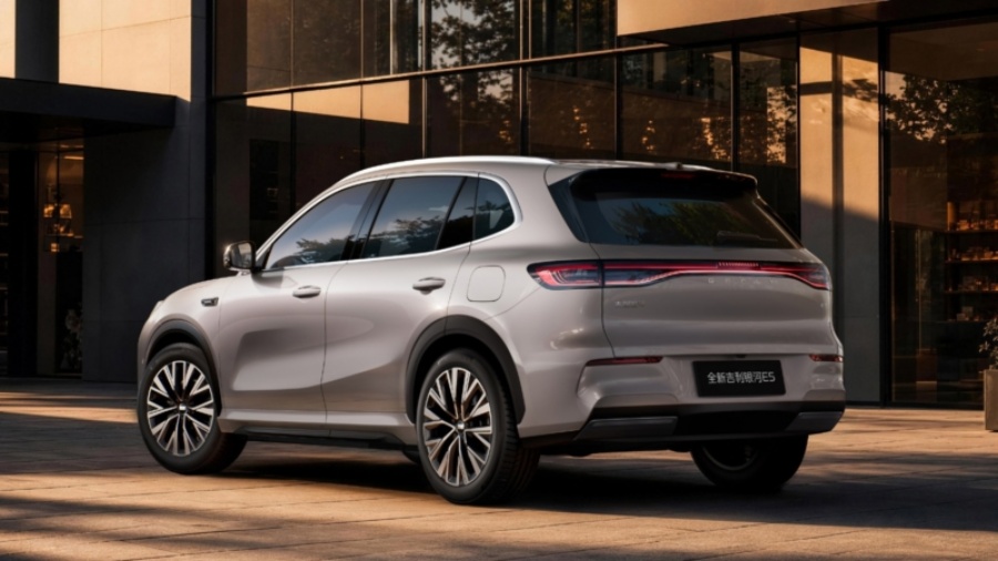 Geely EX5 มอเตอร์ 329 แรงม้า แบตเตอรี่ 70 kWh ชาร์จไฟ 800V ท้าชนกลางตลาดรถไฟฟ้า