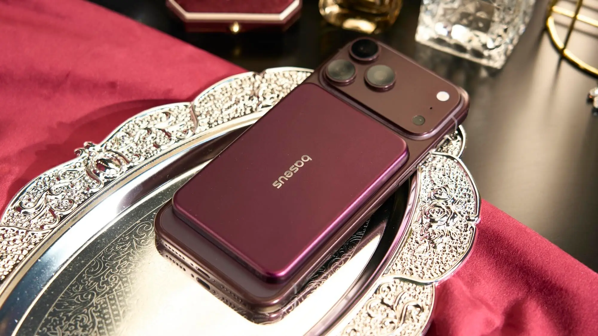 iPhone 18 Pro Burgundy Edition สีใหม่ ดาร์กหรูที่ครบทั้งเคส อุปกรณ์ และวอลเปเปอร์