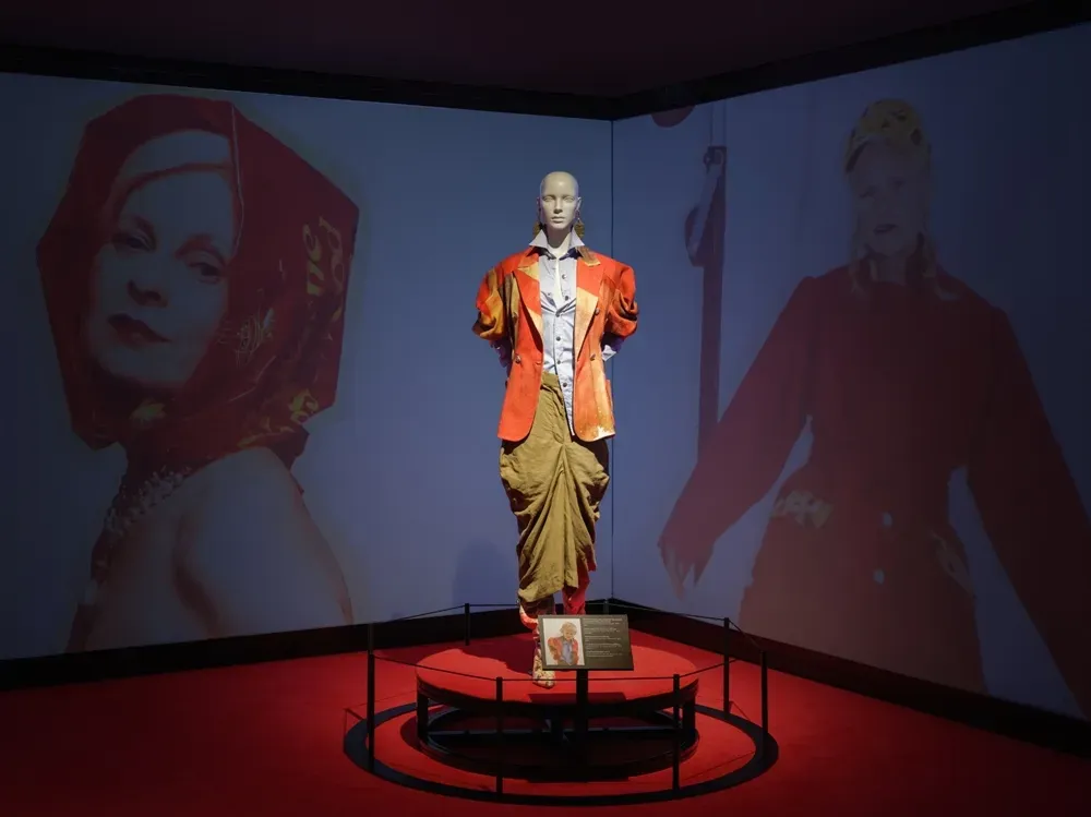 สี่ทศวรรษพังก์ แฟชั่น และอัญมณีแห่งการต่อต้านในนิทรรศการ Vivienne Westwood & Jewellery