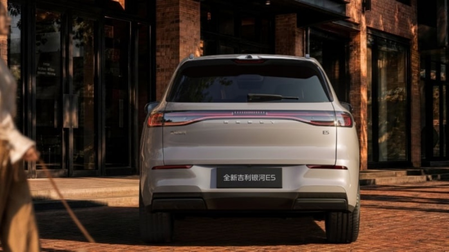 Geely EX5 มอเตอร์ 329 แรงม้า แบตเตอรี่ 70 kWh ชาร์จไฟ 800V ท้าชนกลางตลาดรถไฟฟ้า