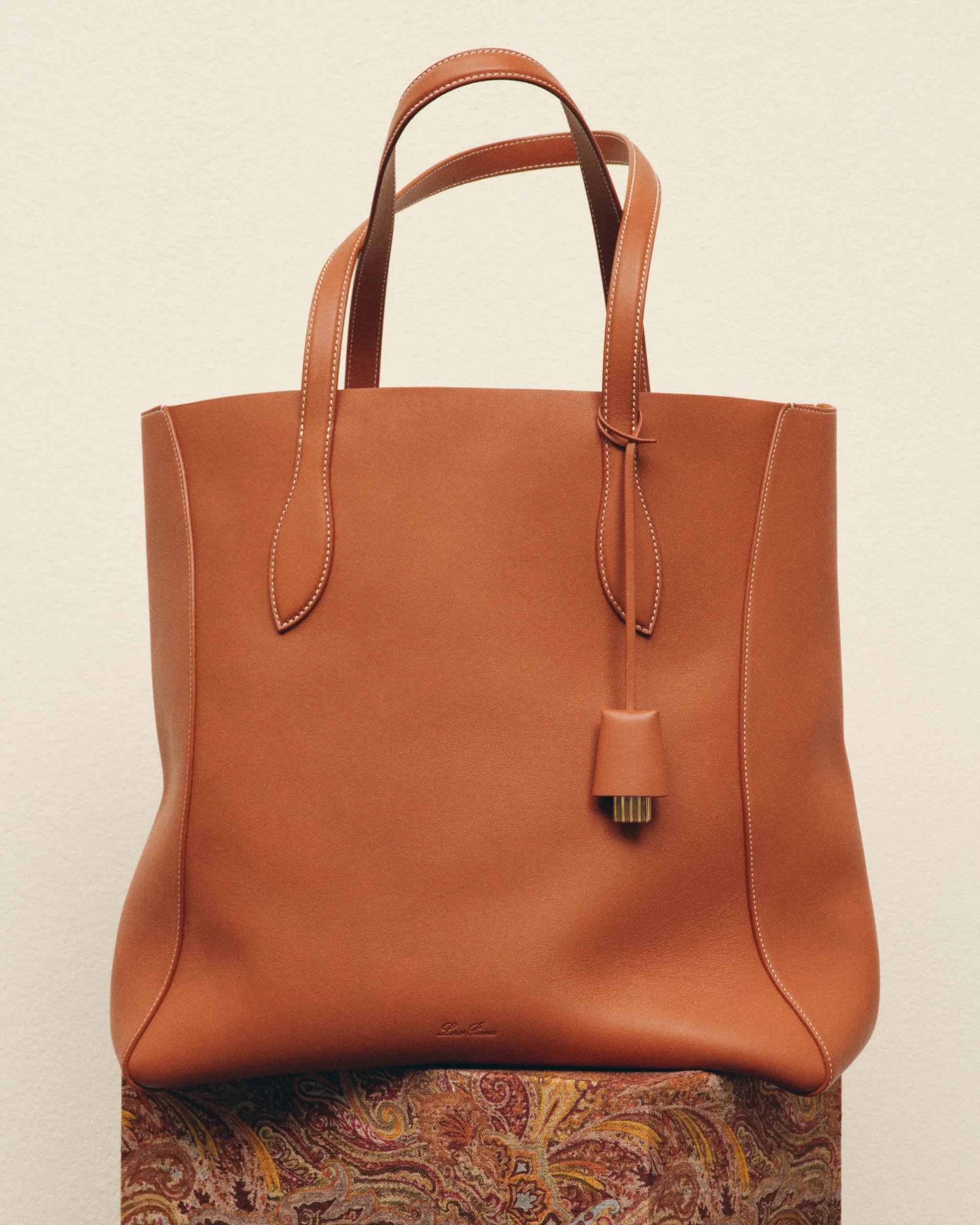 Loro Piana ใหม่ เปลี่ยนภาพกระเป๋าโท้ลักชัวรี่ให้ทันสมัยแต่ยังคลาสสิก
