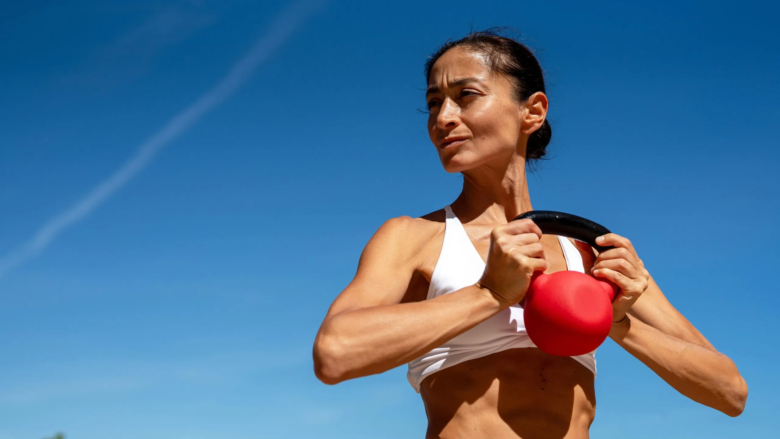 การเหวี่ยง kettlebell ให้สมบูรณ์แบบ คู่มือท่าคว้านท่าถูกต้องเพื่อสร้างความแข็งแรงเชิงหน้าที่