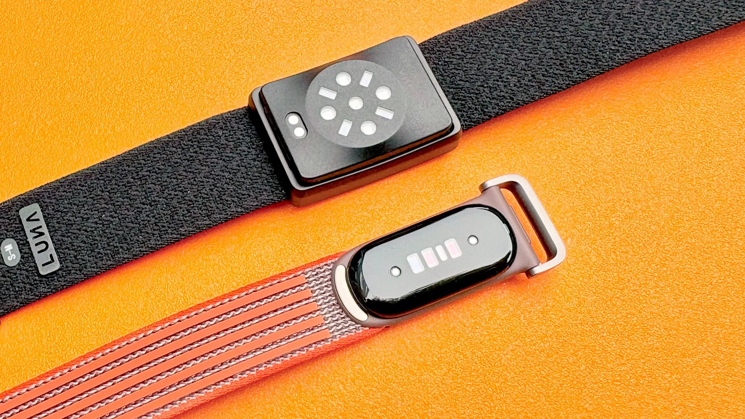 Fitbit Air vs Luna Band ฟิตเนส แทรกเกอร์ ราคาถูกตัวไหนคุ้มกว่า