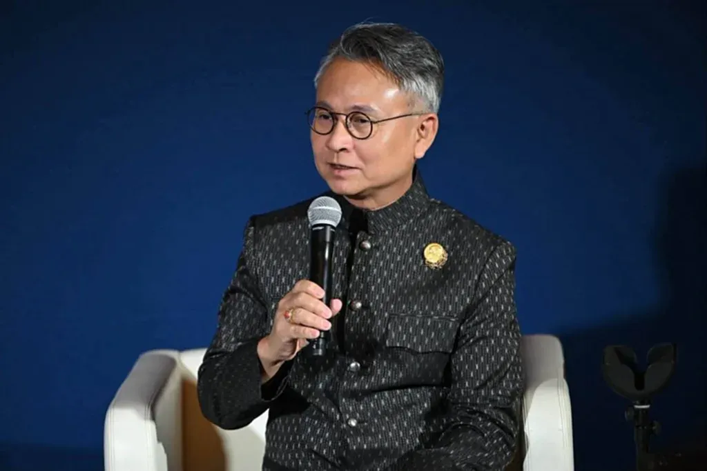 เมื่อชุดไทยพระราชนิยมกลายเป็นแฟชั่นทูตวัฒนธรรมบนรันเวย์โตเกียว