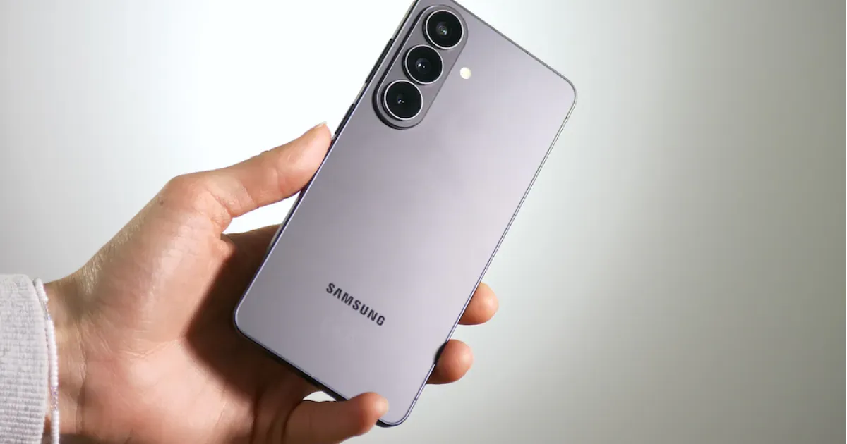 Samsung ขึ้นราคา Galaxy S26 ปรับกลยุทธ์ฟลั กชิประดับพรีเมียมชน iPhone