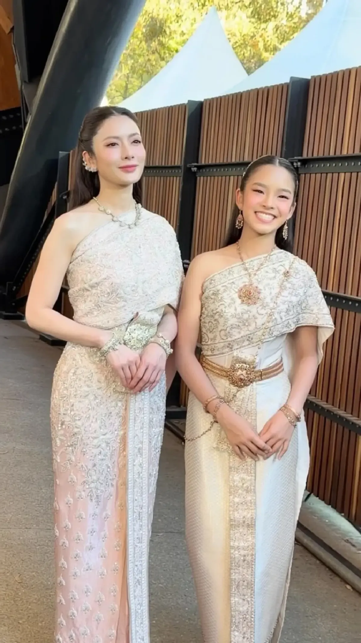 Mother-Daughter Elegance เมื่อสายใยครอบครัวสวมชุดไทยบนรันเวย์ซิดนีย์