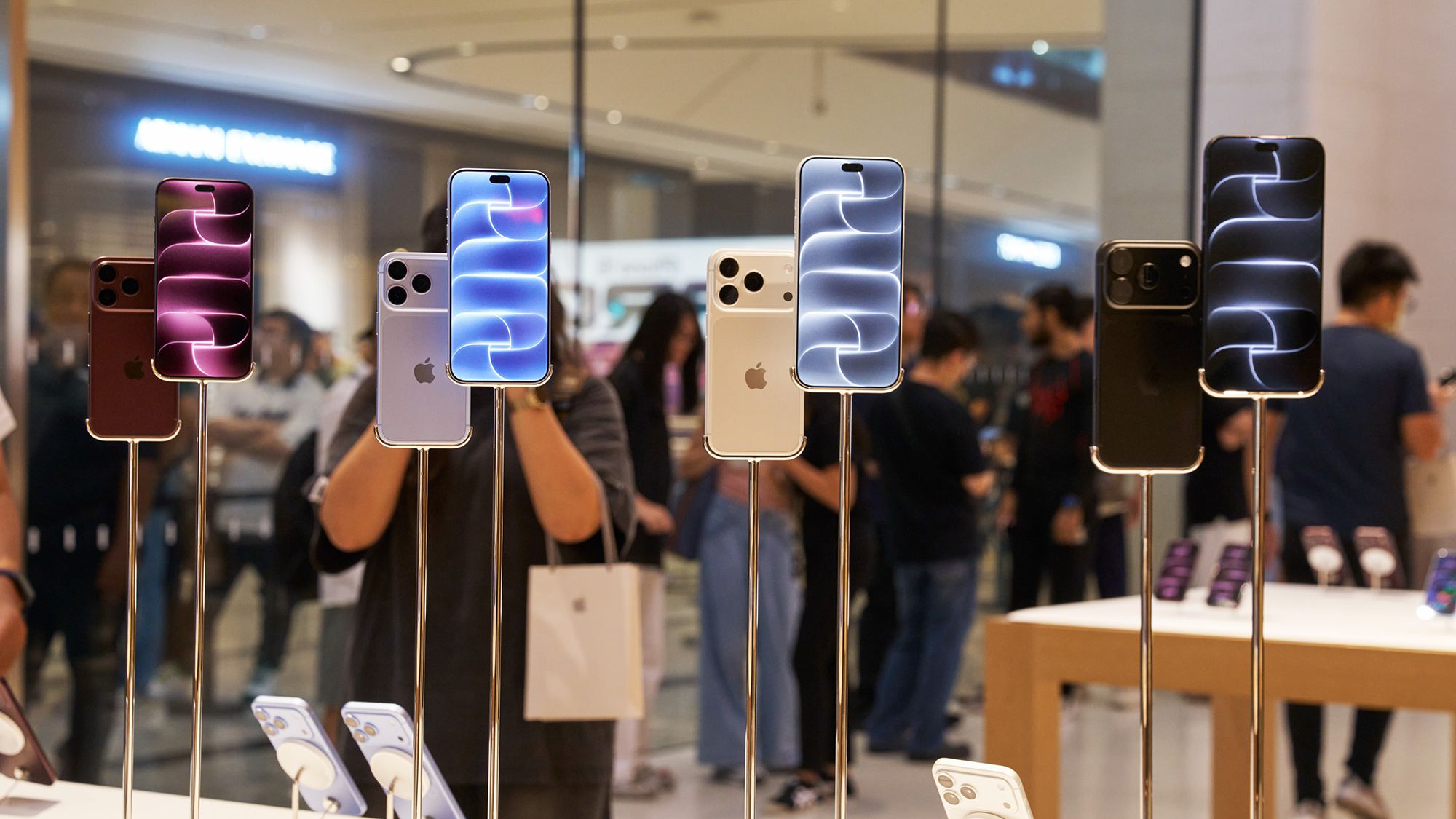 ส่องป้าย Hello ลับใน Apple Store ทดสอบซูมกล้อง iPhone 18 Pro