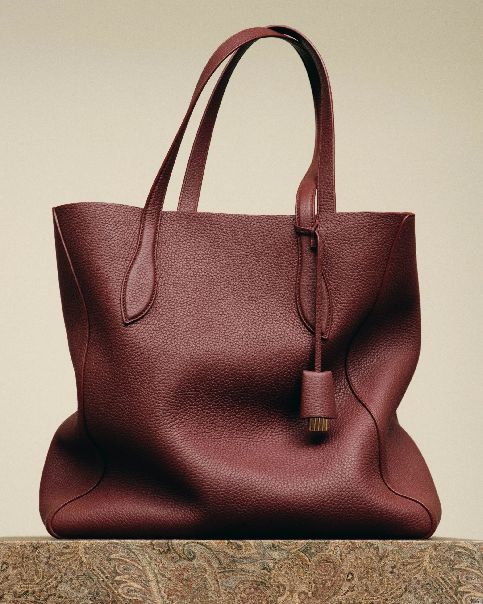 เมื่อกระเป๋าโท้หรูหราเปลี่ยนบทบาท Loro Piana Shopper ระหว่างดีไซน์และการใช้งาน