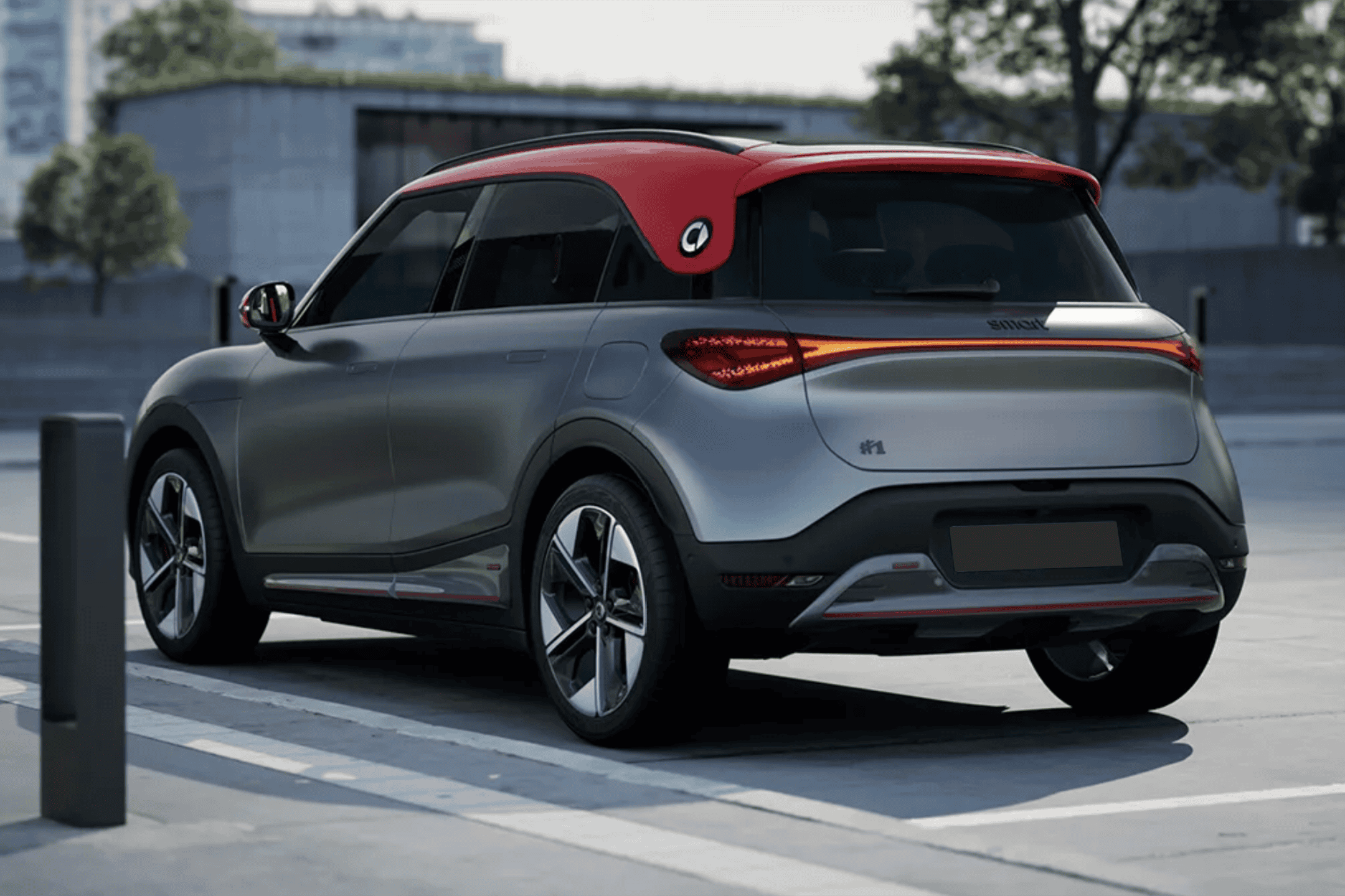 ศึกใหม่รถไฟฟ้าพรีเมียม เมื่อ Mercedes-Benz GLC EV ปะทะ Smart