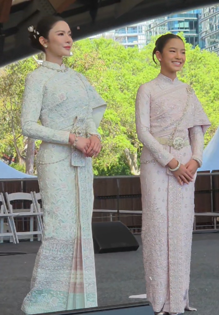 คู่แม่ลูกบนรันเวย์ซิดนีย์ ยกมรดกผ้าไหมสู่สายตาโลก