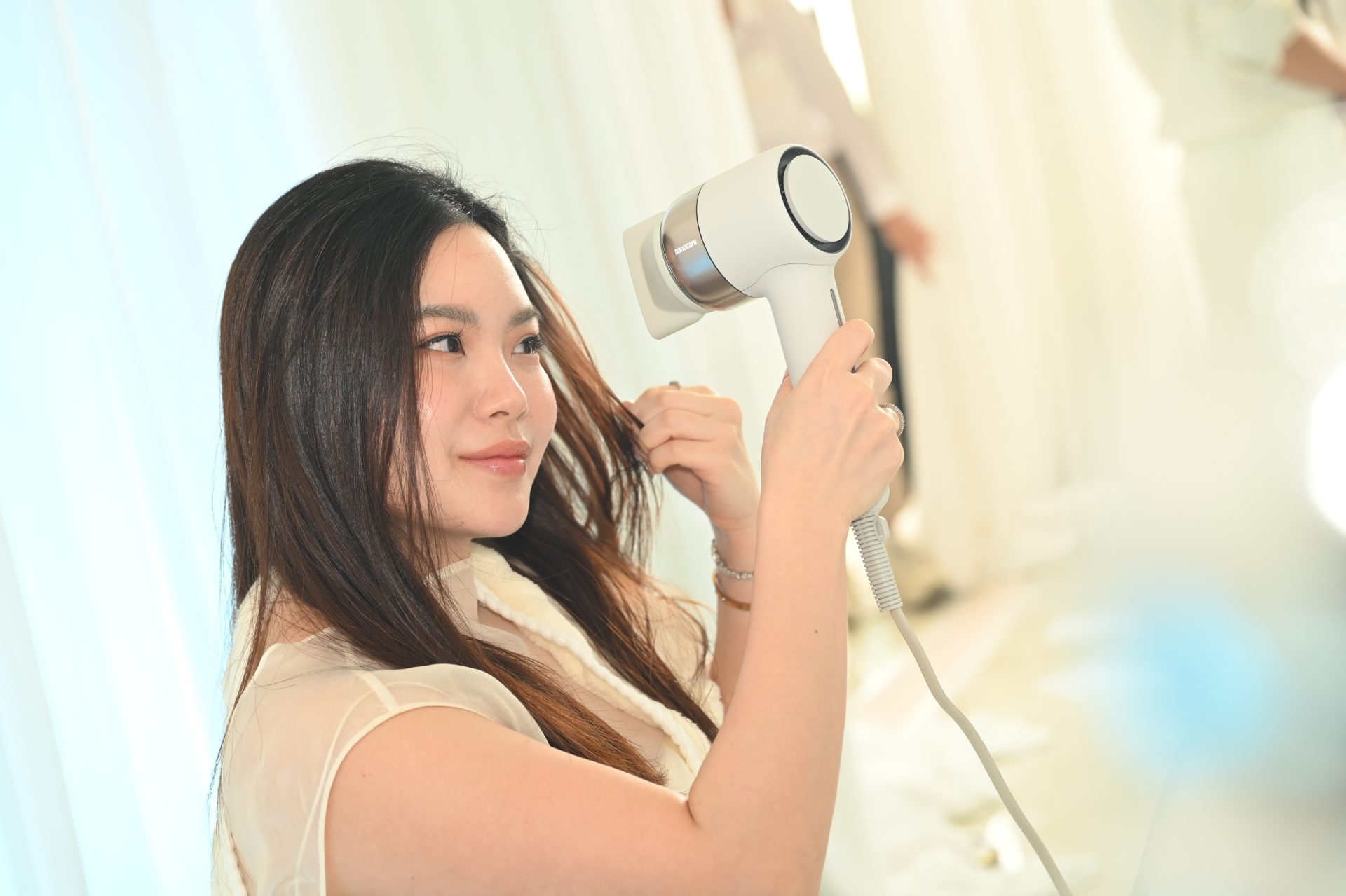 ศึกไดร์เป่าผมระดับพรีเมียม Dyson Supersonic vs Panasonic nanocare เลือกอะไรดีระหว่างผมแห้งเร็วกับสุขภาพหนังศีรษะ