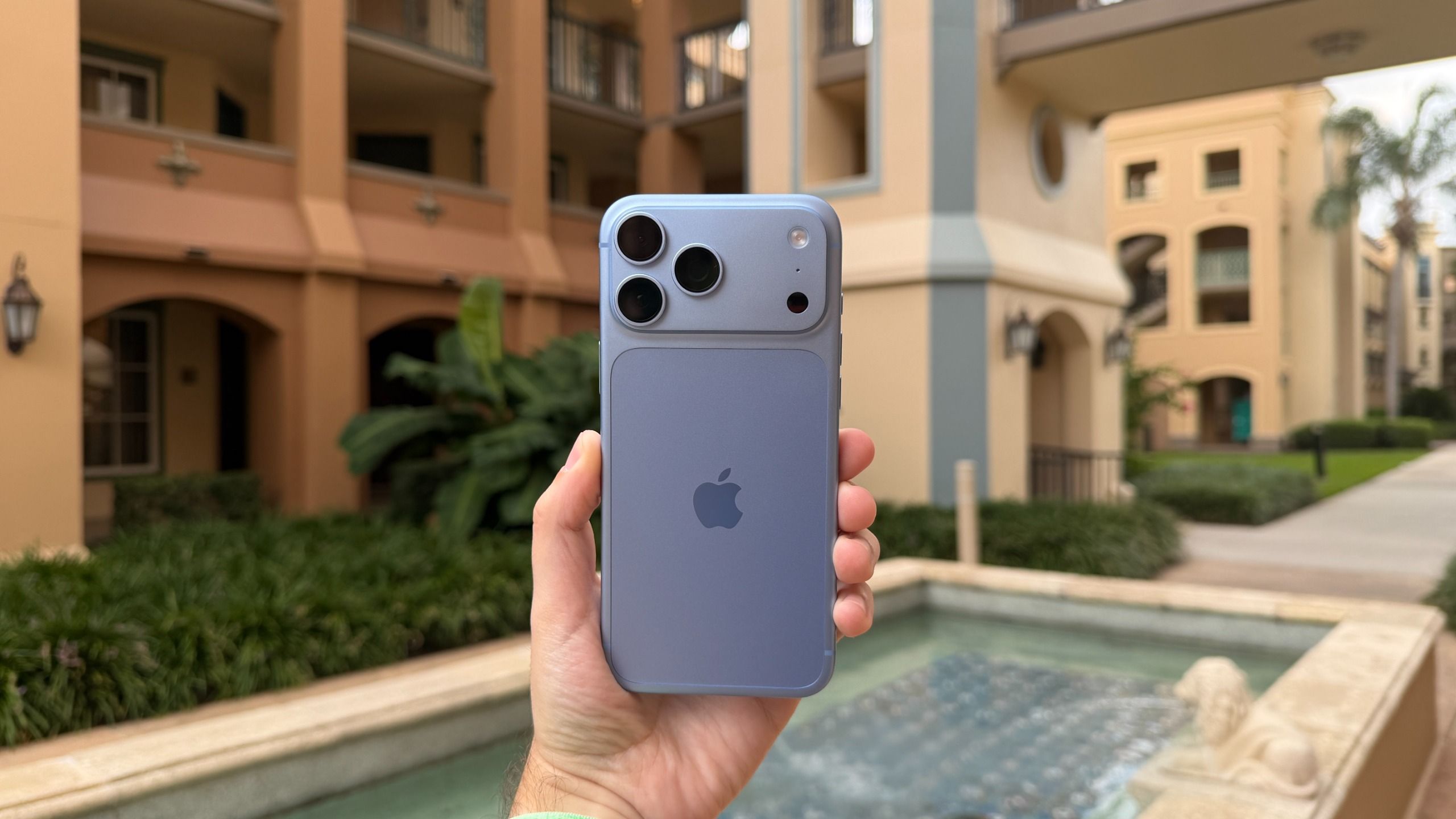 ทำไมแบตเตอรี่ยักษ์ใน iPhone 18 Pro Max ถึงต้องมีโหมดส่งของพิเศษ