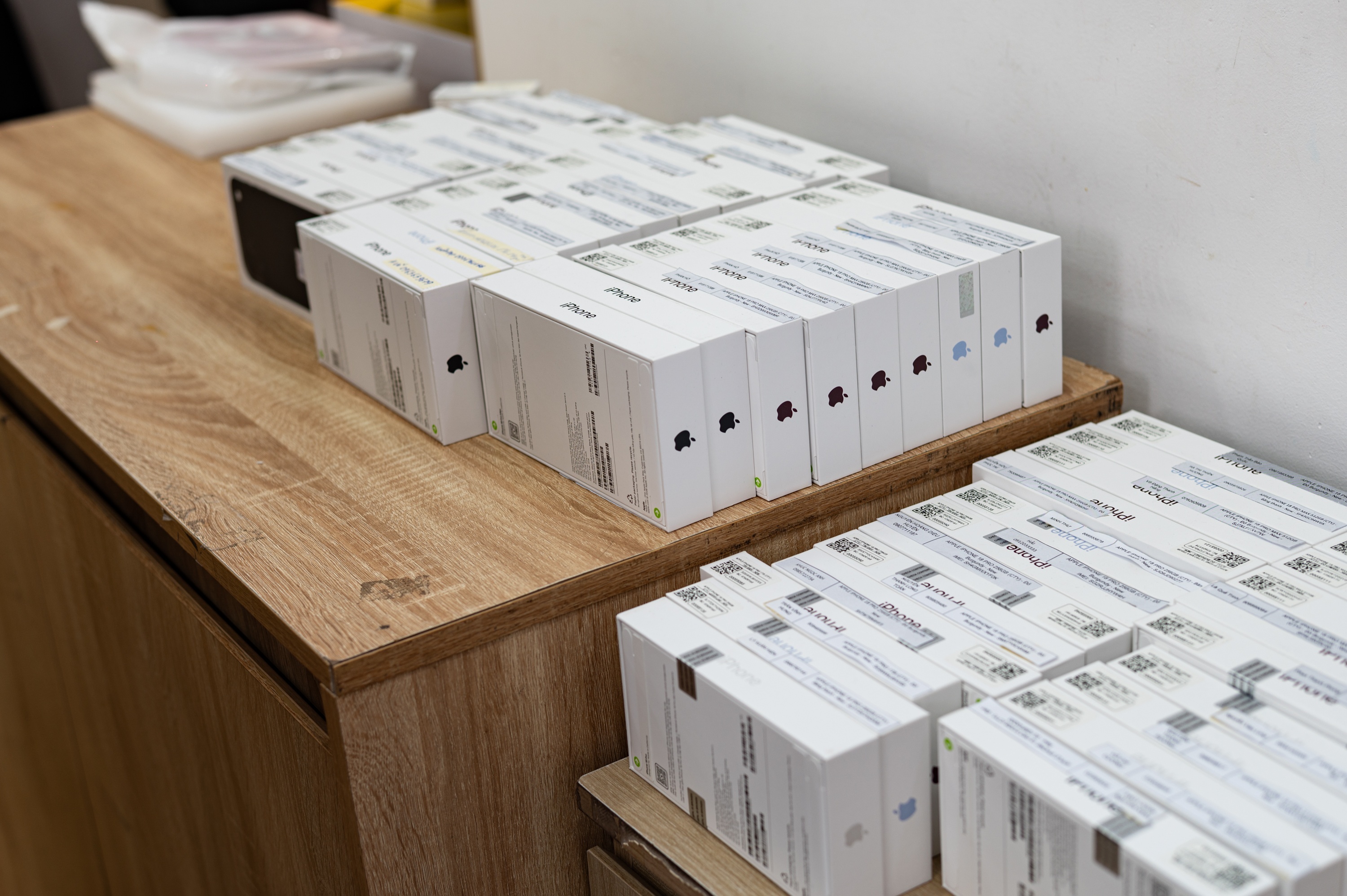 ทำไมคนยังต่อคิวข้ามคืนซื้อ iPhone ใหม่ จิตวิทยาเบื้องหลังวันเปิดขาย