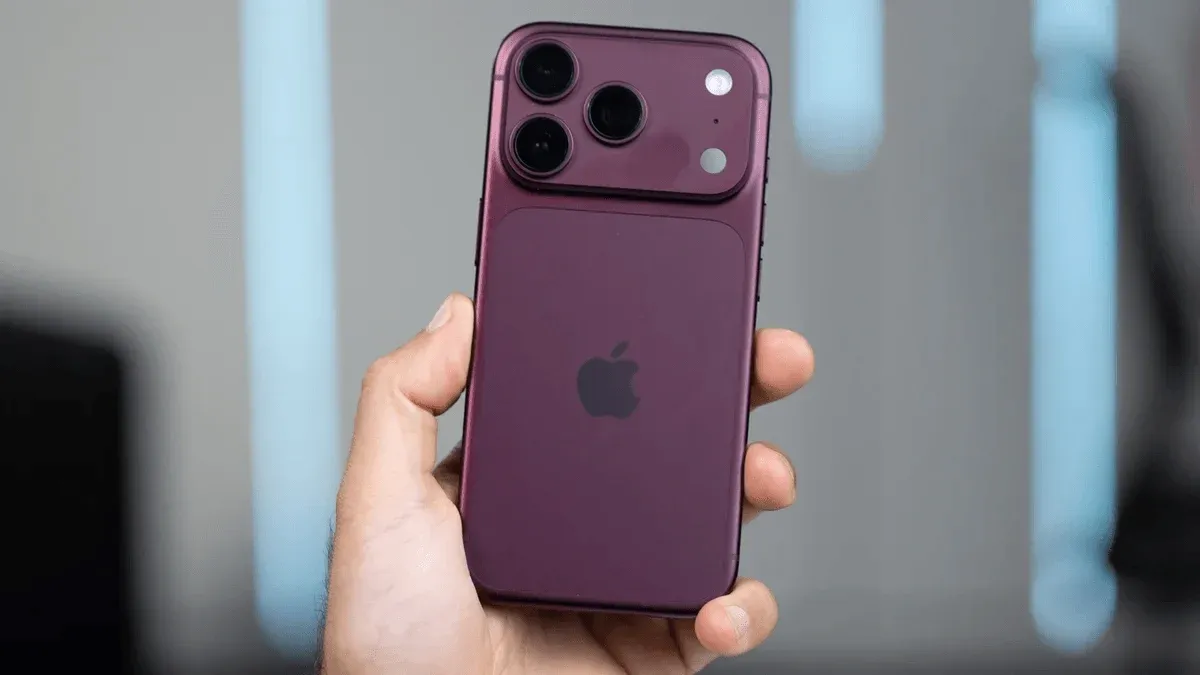 แบตเตอรี่ iPhone 18 Pro ชนะเรือธงจอเล็ก แต่อีกไกลกว่าจะไล่ทัน OnePlus 15
