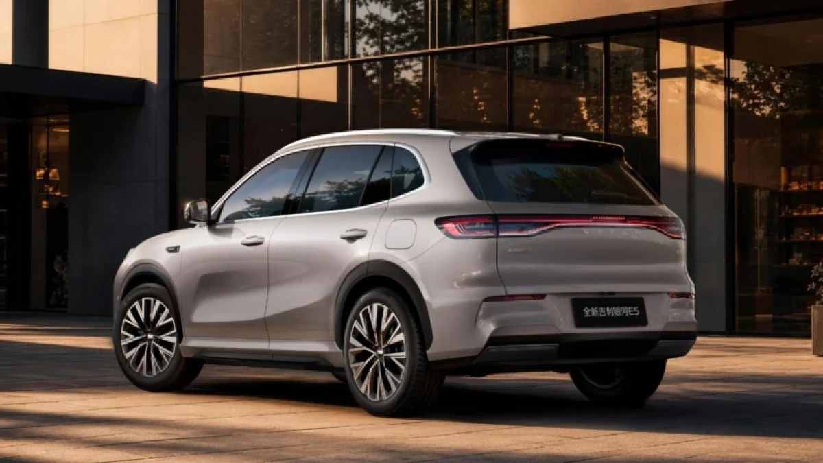 Geely EX5 มอเตอร์ 329 แรงม้า แบตเตอรี่ 70 kWh ชาร์จไฟ 800V ท้าชนกลางตลาดรถไฟฟ้า