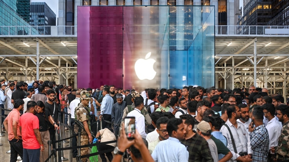 วันแรก iPhone 18 Pro คิวล้น ราคาแรง และบทเรียนของคนรอเครื่อง