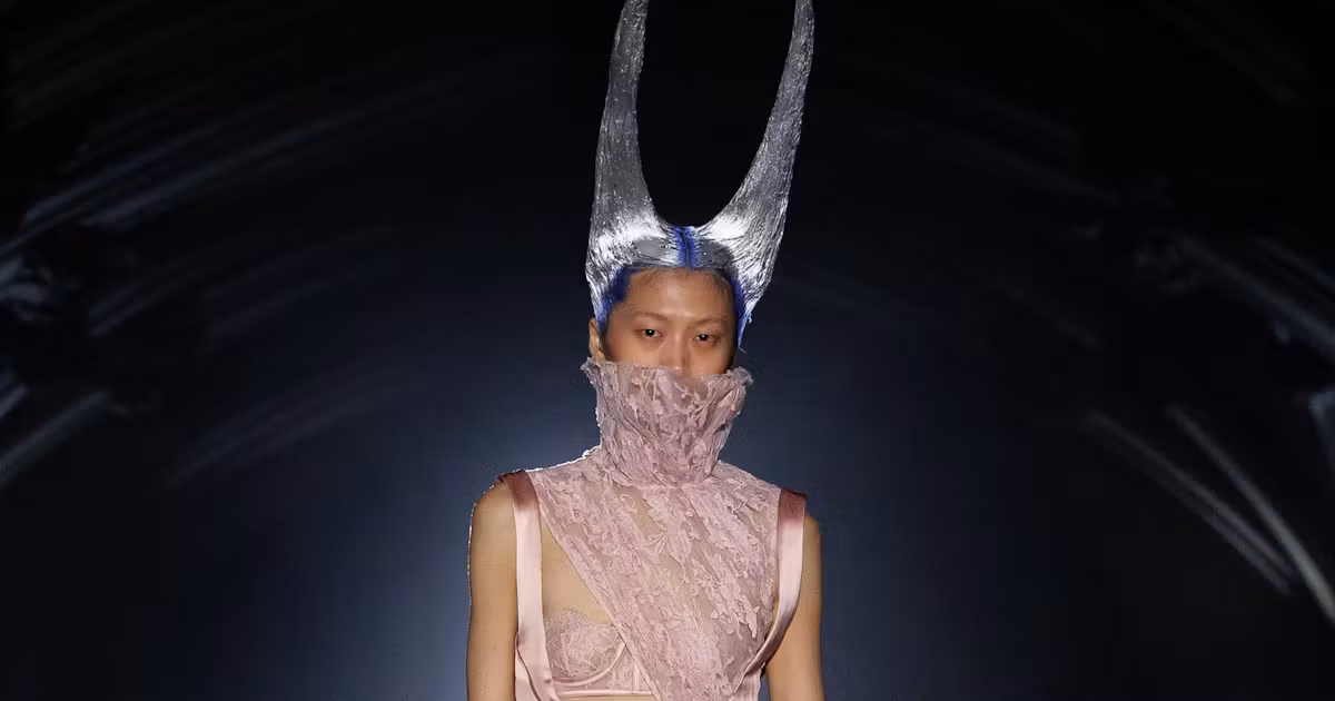 Baroque Revival และดราม่าบนรันเวย์ใน London Fashion Week SS27