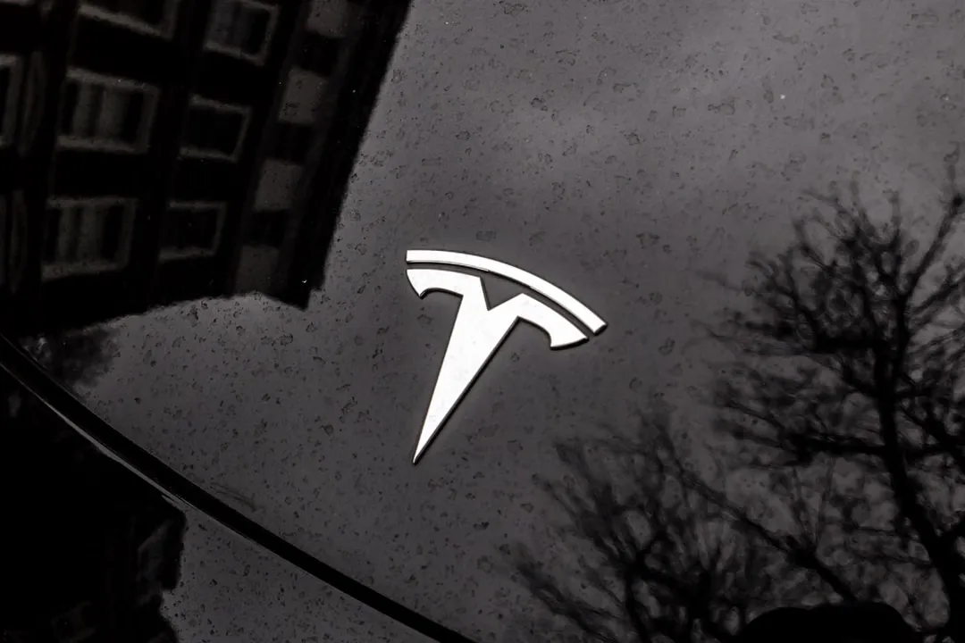 Tesla Roadster preorder การกลับมาของมัดจำก้อนโตและความเสี่ยงที่คุ้นหน้า