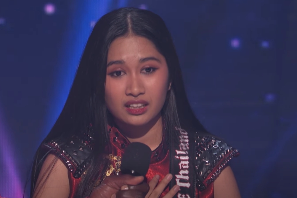 ผ้าไหมบ้านครัวและชุดแดงเนเน่ รอยัลบนเวที AGT