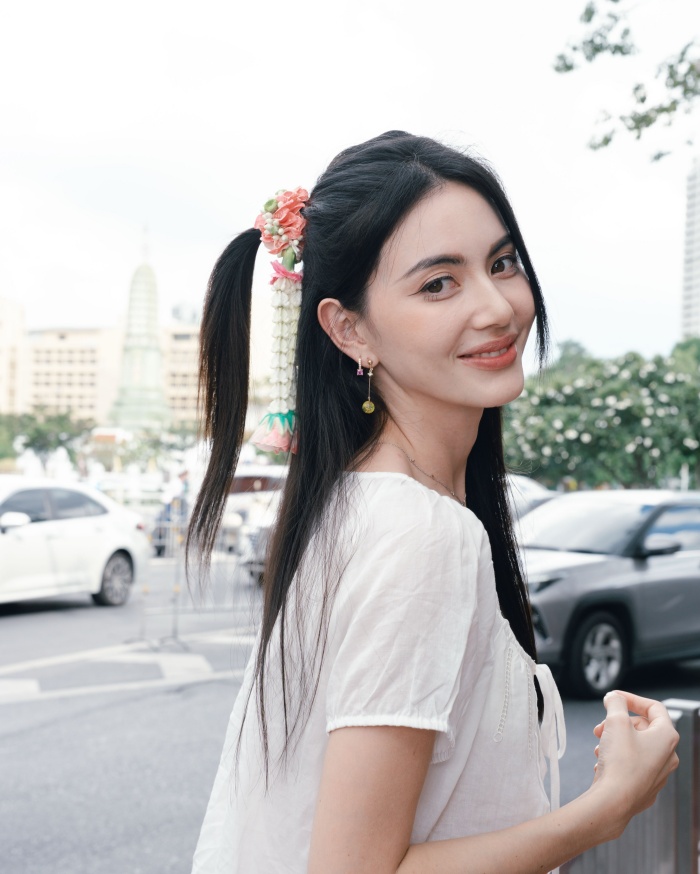 มาลัยรัดเกล้า จากพิธีกรรมสู่ลุคสวยวัยรุ่นที่ดังที่สุดในฟีด