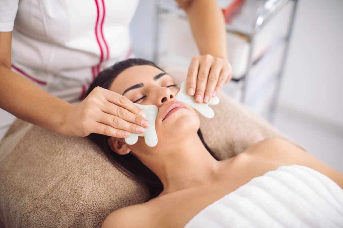 นวดหน้าและบริหารเพื่อยกกระชับด้วย Gua Sha และ Lymphatic Drainage