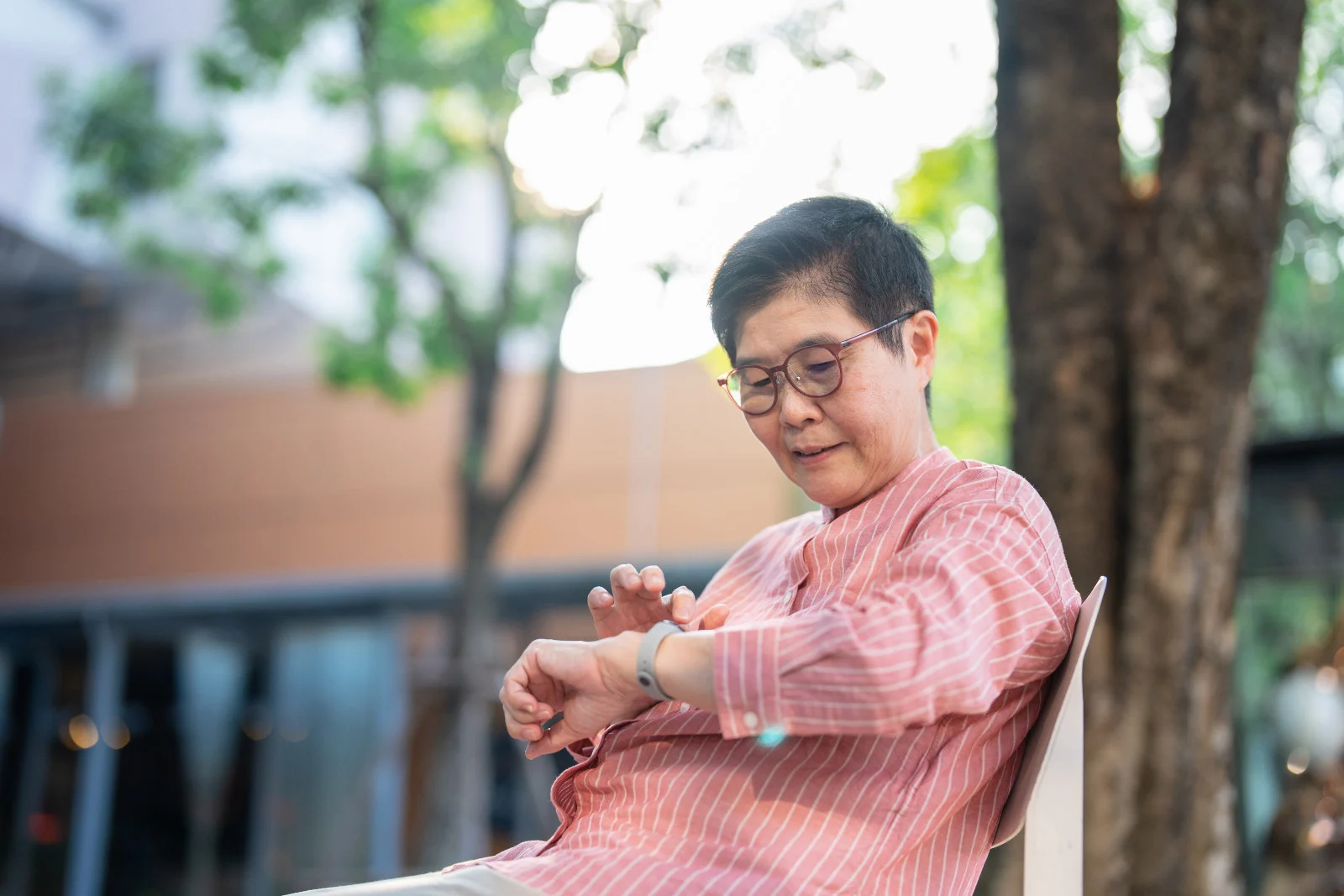 สมาร์ทวอทช์สำหรับผู้สูงอายุ พลิกโฉมการดูแลด้วยการตรวจจับการล้มและติดตามสุขภาพ