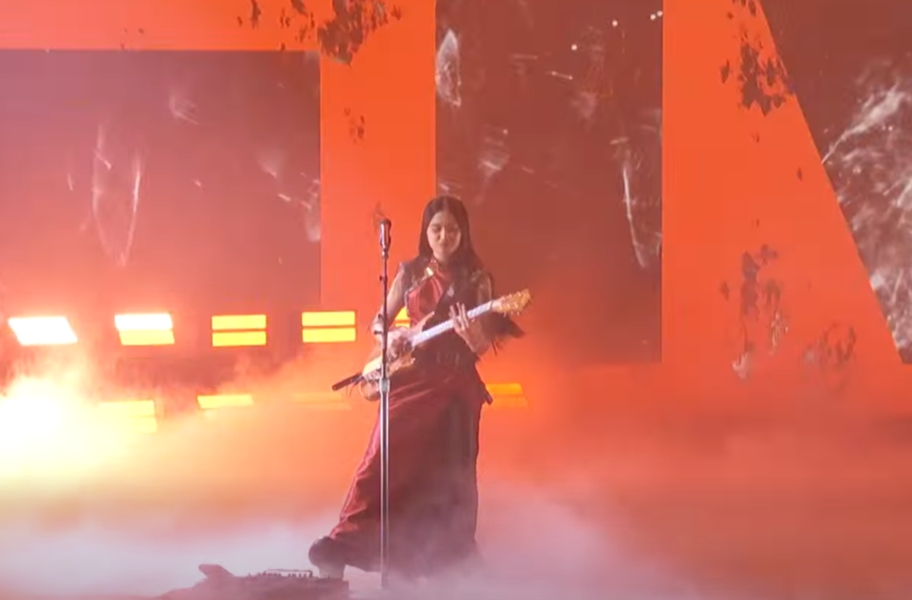 ผ้าไหมบ้านครัวและชุดแดงเนเน่ รอยัลบนเวที AGT