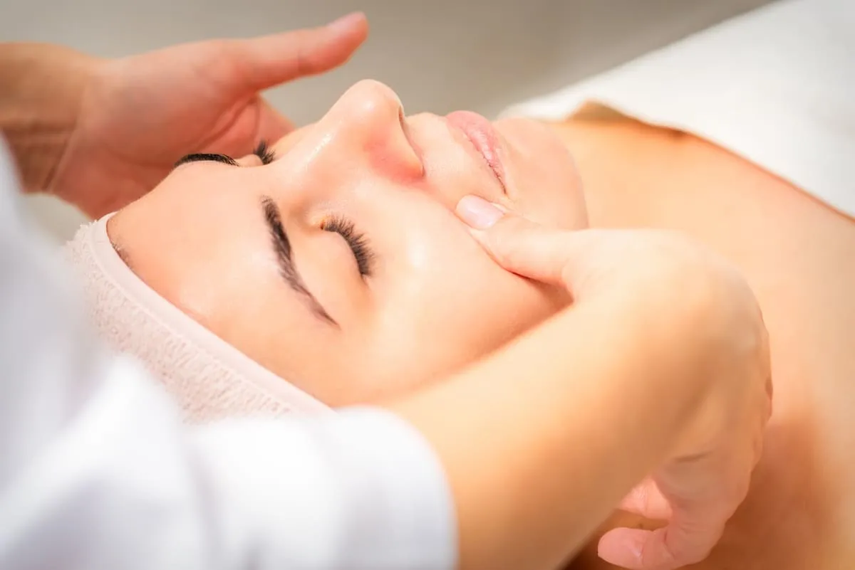 ลดบวมใต้ตาเช้าใน 5 นาทีด้วยนวดหน้า Gua Sha และ Lymphatic Drainage