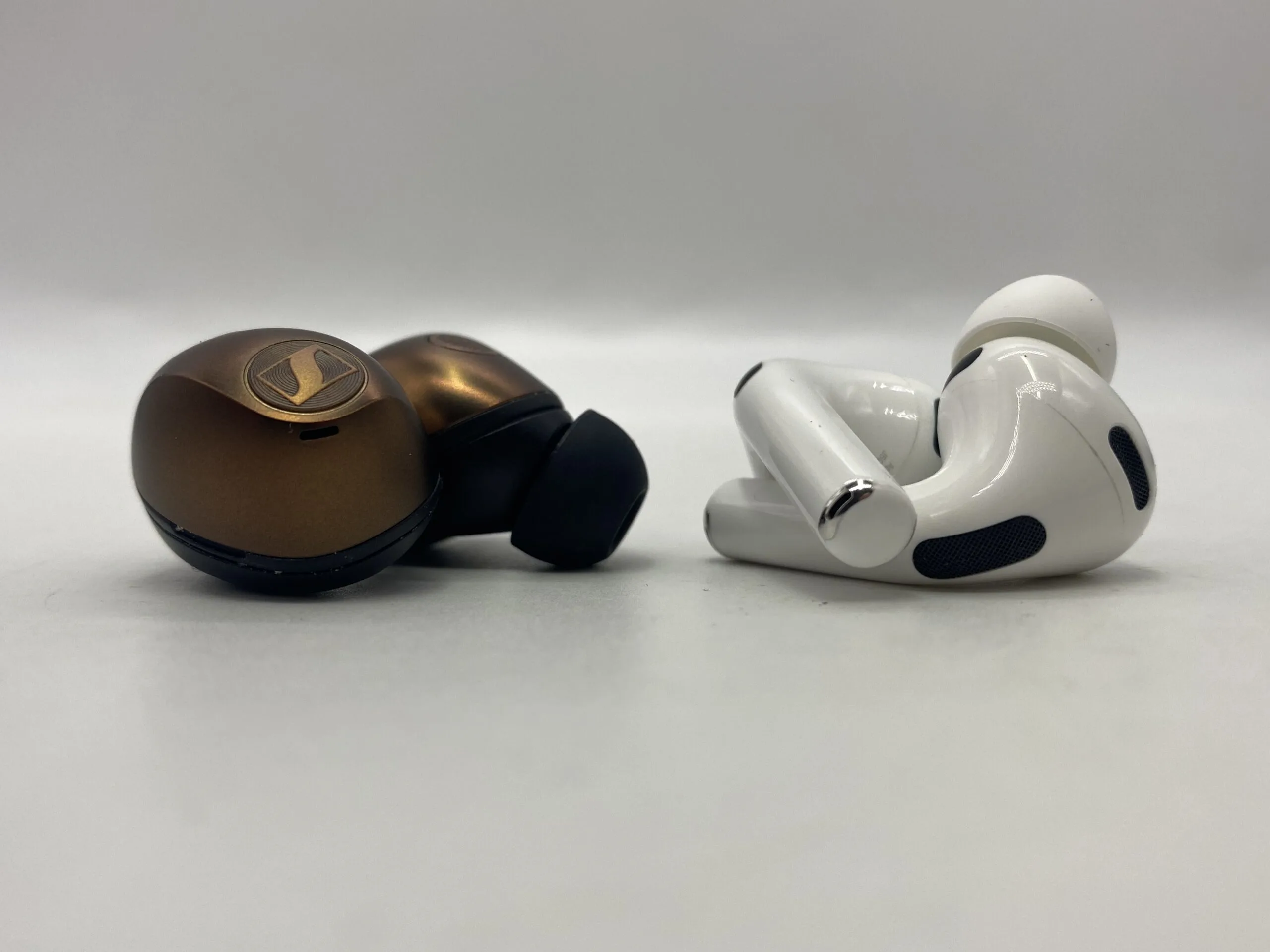 AirPods Pro 3 vs Sennheiser Momentum True Wireless 5 หูฟังตัดเสียง ANC สำหรับสายเดินทาง
