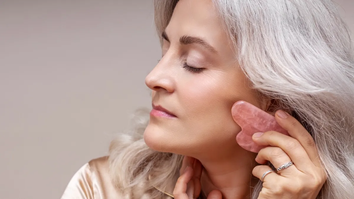 Gua Sha ใน 5 นาที วิธีนวดหน้าให้ยกและลดบวมสำหรับผิววัยผู้ใหญ่