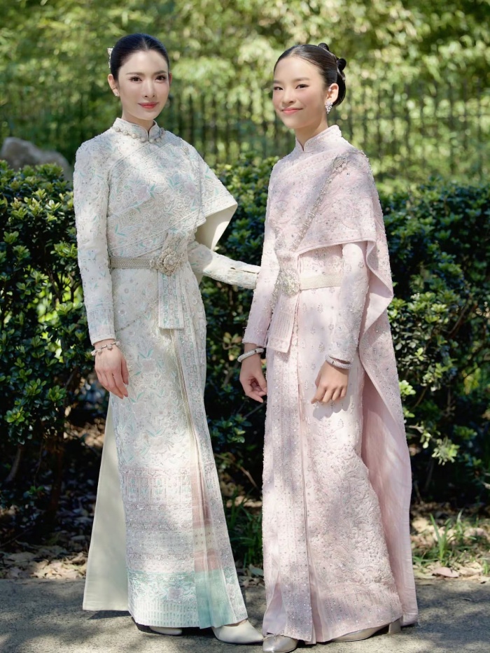 สง่างามแบบไทยบนเวทีโลก แม่แอฟ-น้องปีใหม่สื่อสารแฟชั่นด้วยหัวใจ