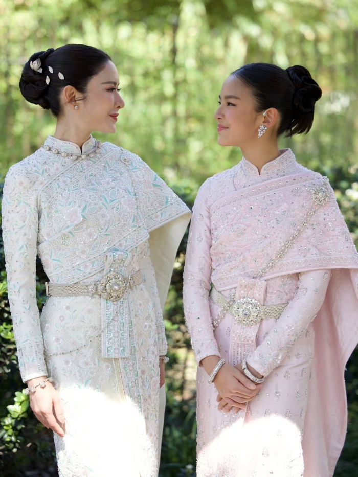 สง่างามแบบไทยบนเวทีโลก แม่แอฟ-น้องปีใหม่สื่อสารแฟชั่นด้วยหัวใจ