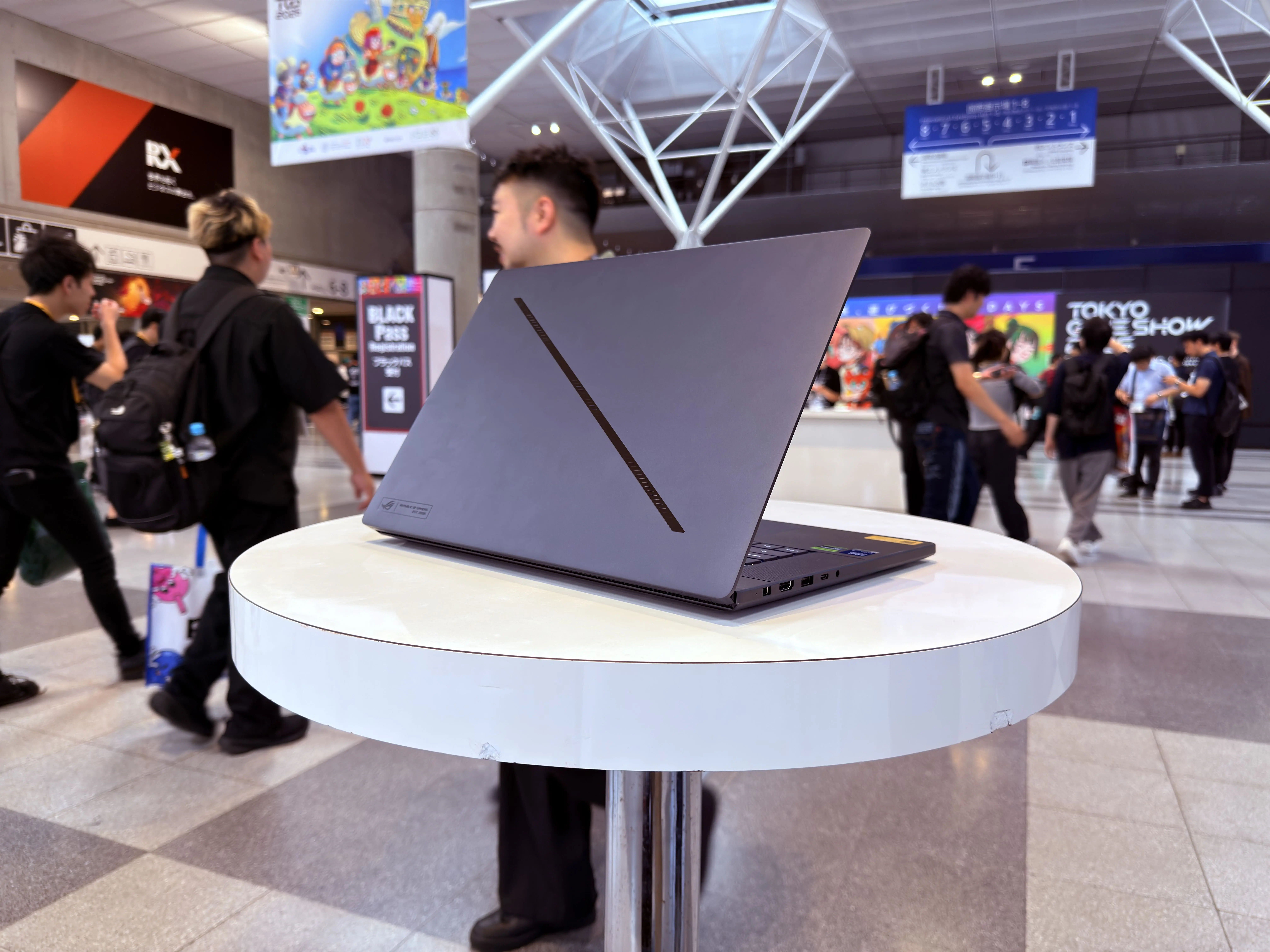 โน้ตบุ๊กเกมมิ่งที่เป็นเวิร์กสเตชันคอนเทนต์ ROG Zephyrus G16 ชน HyperX OMEN 16