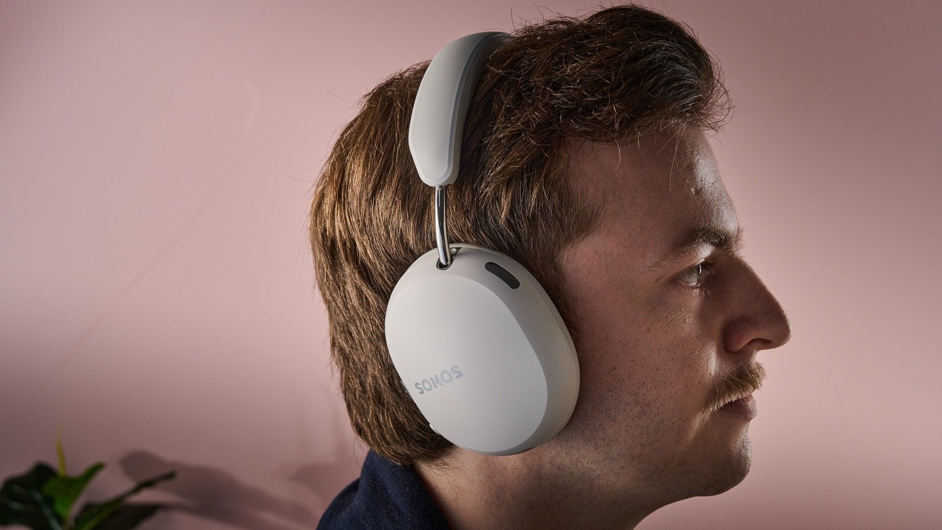 รีวิว Sonos Ace Ultra ศึกตัดเสียงกับ Bose บนรถไฟและเครื่องบิน