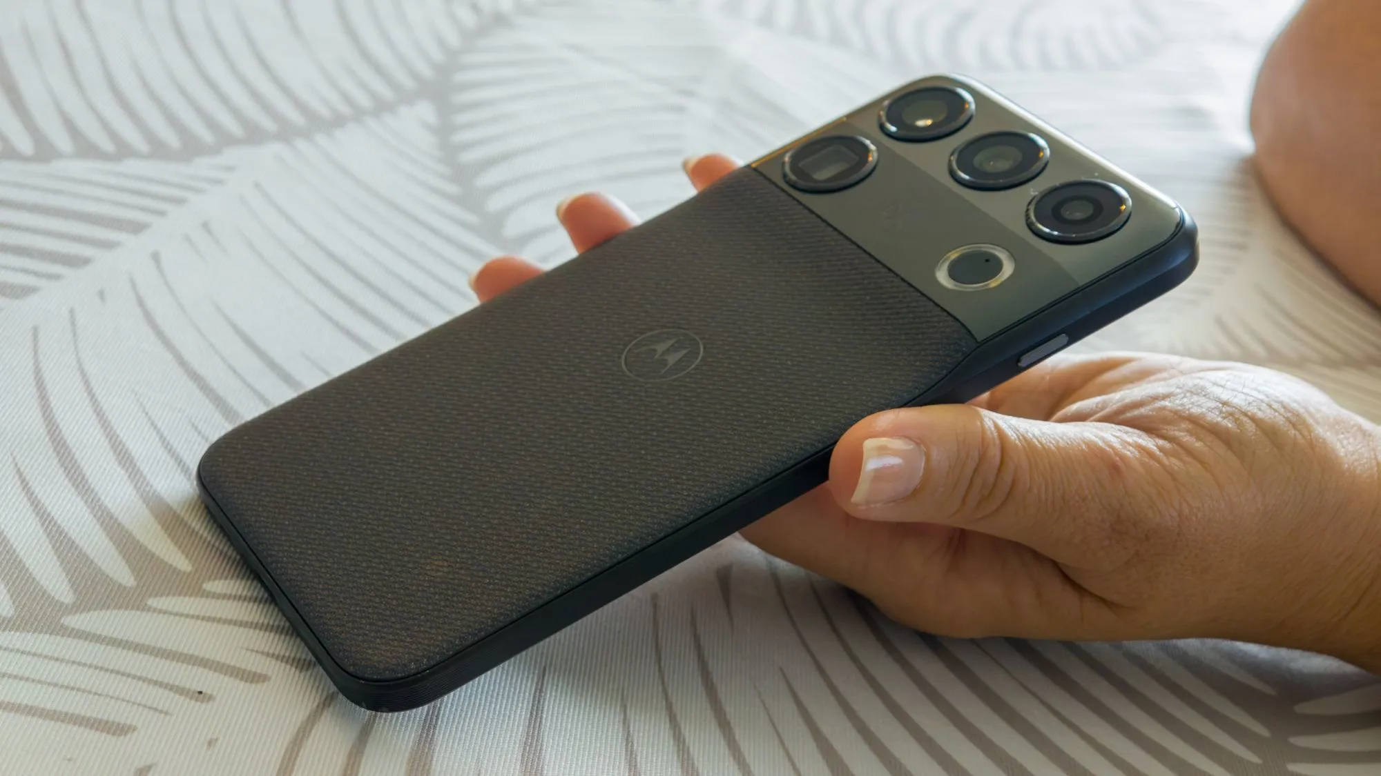 Motorola Signature 27 vs Galaxy S24 Ultra ศึกเรือธงชิป 2nm และกล้อง 200MP