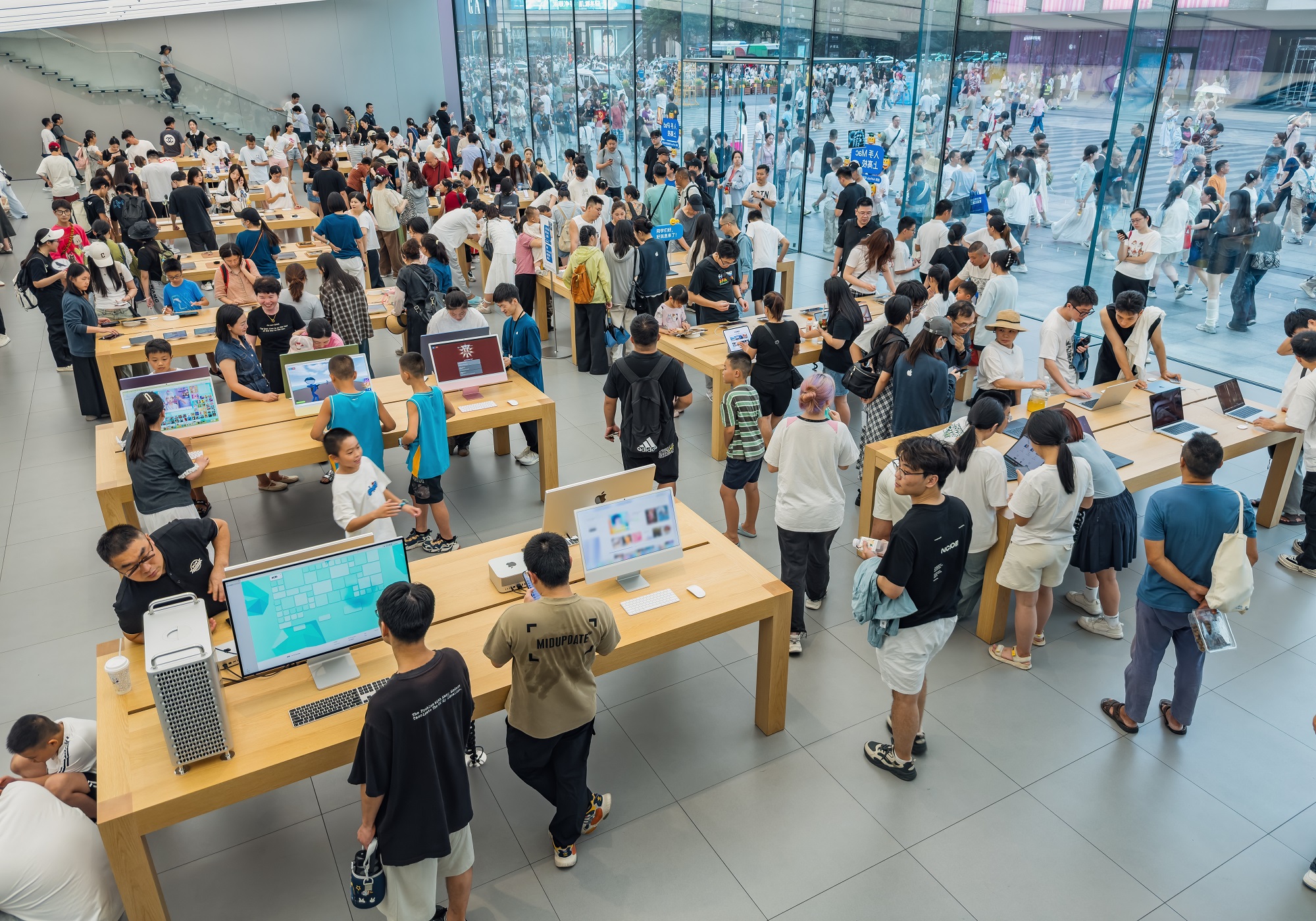 ทำไมคนยังต่อคิวซื้อ iPhone ทั้งที่เริ่มไม่ทนกับราคาและโฆษณา