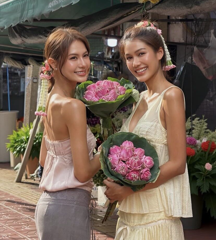 มาลัยรัดเกล้าผม เมื่อสัญลักษณ์ดอกไม้ดั้งเดิมกลายเป็นเทรนด์ผมไวรัล