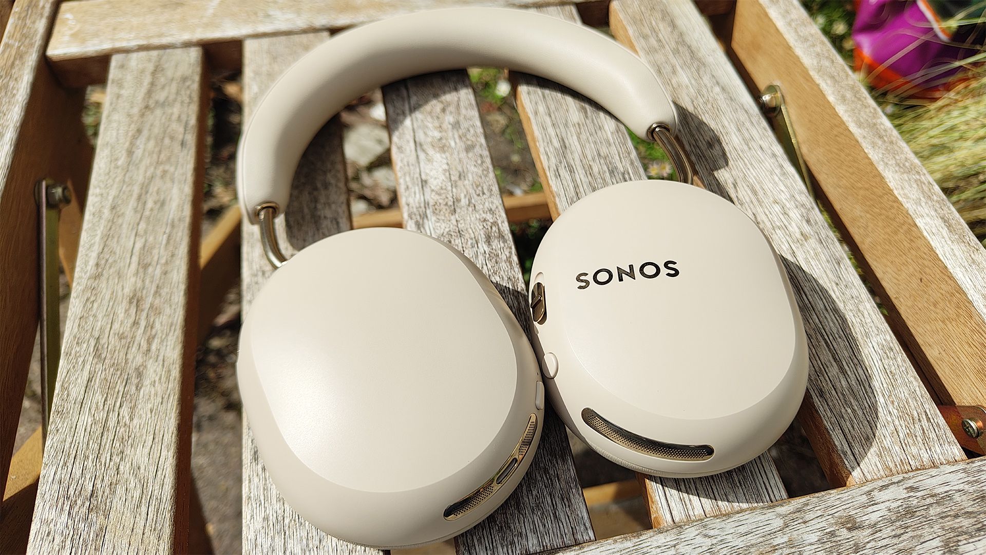 รีวิว Sonos Ace Ultra ศึกตัดเสียงกับ Bose บนรถไฟและเครื่องบิน